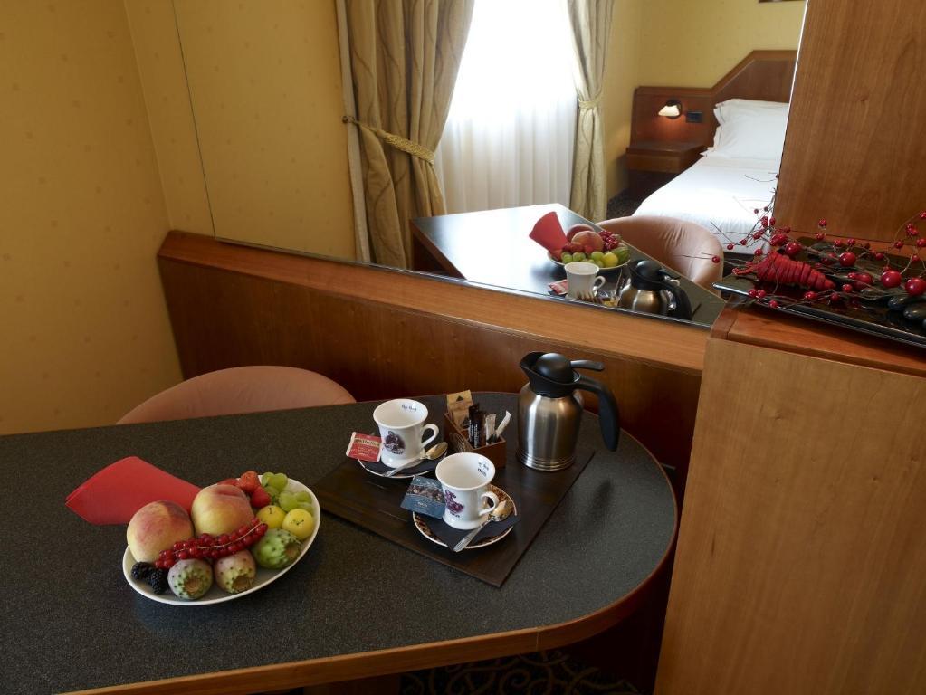 Hotel Montini Linate Airport Peschiera Borromeo Room photo